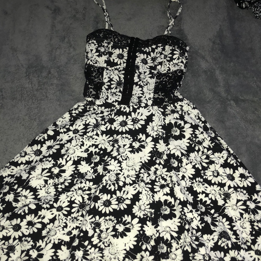 black and white daisy dress